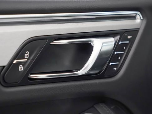 Certified 2026 Porsche Macan AWD/4WD image 22
