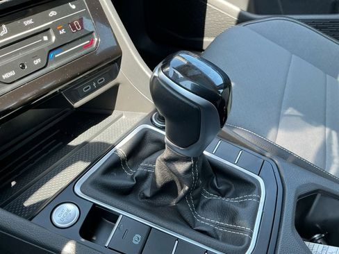 Used 2025 Volkswagen Jetta SE FWD image 19