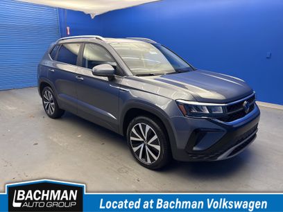 Used 2023 Volkswagen Taos SE w/ Panoramic Sunroof Package