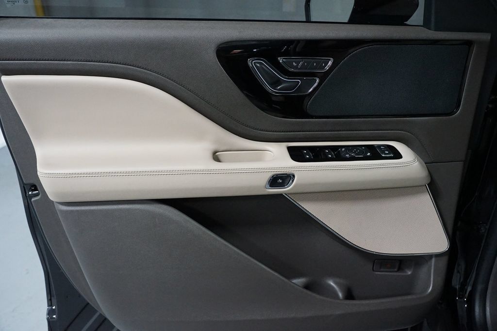Used 2023 Lincoln Aviator 2WD w/ Premium Package image 30