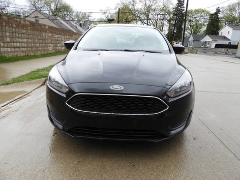 Used 2018 Ford Focus SE FWD image 3