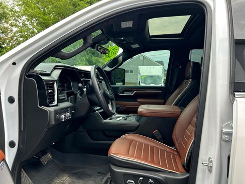 Used 2024 GMC Sierra 3500 Denali Ultimate image 9