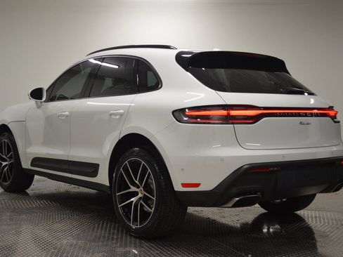 Certified 2022 Porsche Macan image 3