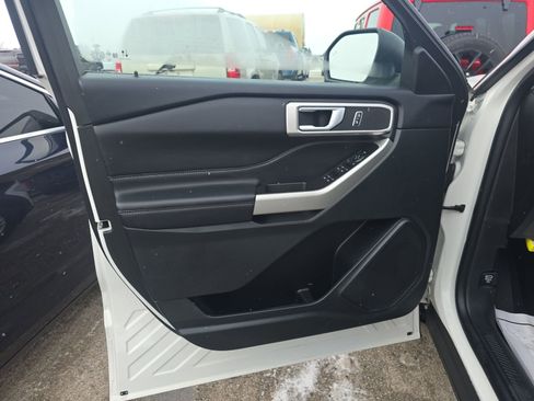 Used 2023 Ford Explorer XLT w/ Equipment Group 202A image 5