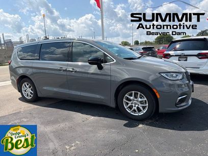 Used 2025 Chrysler Pacifica Select