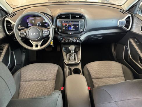 Used 2025 Kia Soul LX w/ LX Technology Package FWD image 30