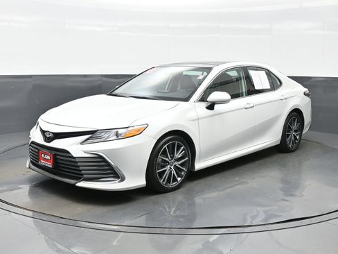 Used 2023 Toyota Camry XLE FWD image 2