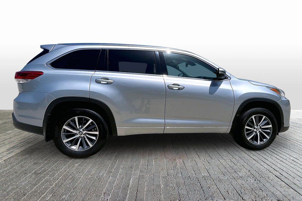 Used 2017 Toyota Highlander XLE AWD/4WD image 8