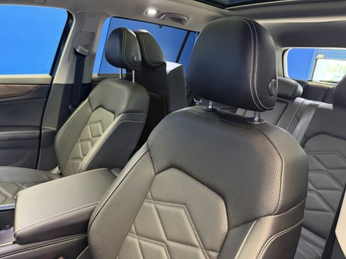 Used 2026 Volkswagen Atlas SE w/ Panoramic Sunroof Package FWD image 12