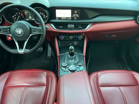 Used 2018 Alfa Romeo Stelvio image 4