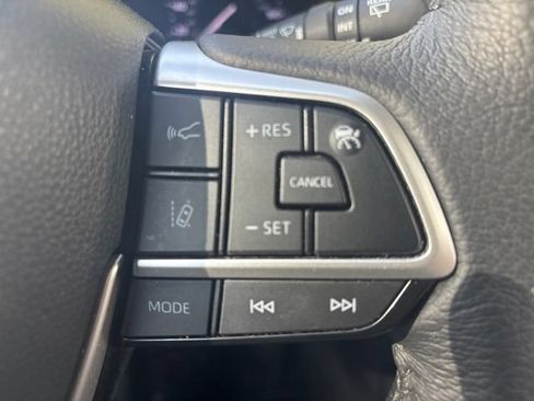 Used 2023 Toyota Sienna XLE FWD image 17