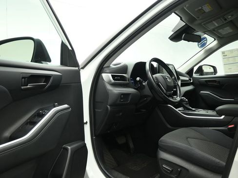Used 2021 Toyota Highlander LE image 8