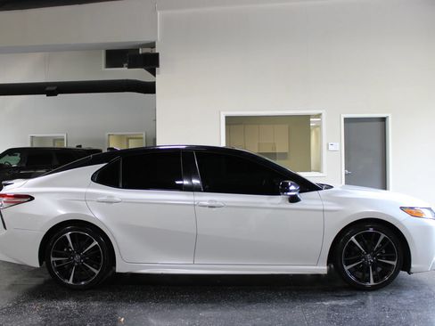 Used 2020 Toyota Camry XSE FWD image 3