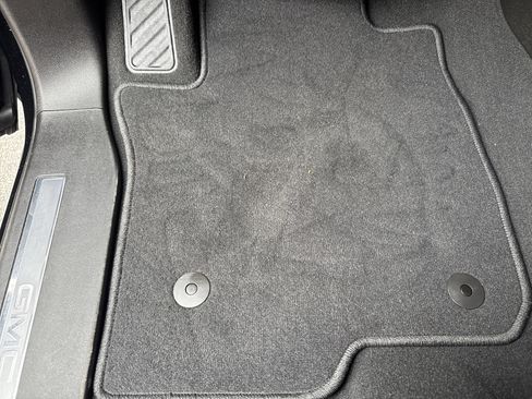 Used 2023 GMC Yukon SLT w/ SLT Premium Package image 17