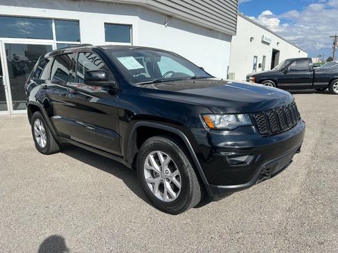 Used 2018 Jeep Grand Cherokee Laredo image 3