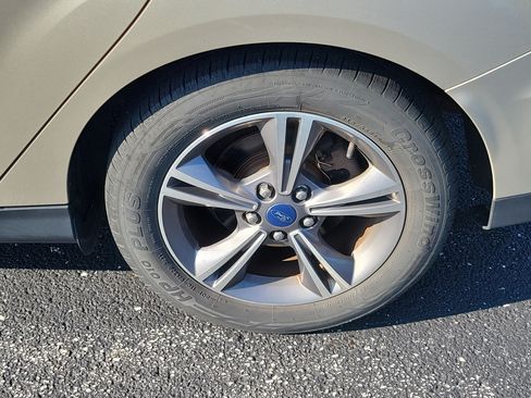 Used 2018 Ford Focus SE w/ SE Appearance Package FWD image 8
