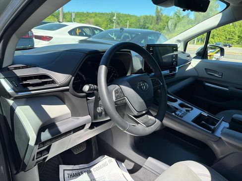 Used 2024 Toyota Sienna Limited AWD/4WD image 18