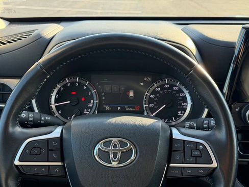 Used 2024 Toyota Highlander XLE image 33