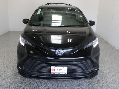 Certified 2025 Toyota Sienna XLE Woodland Edition AWD/4WD image 3