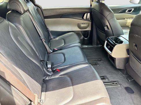 Used 2025 Kia Carnival FWD image 29