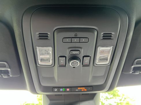 Used 2022 Cadillac Escalade Luxury w/ LPO, Illumination Package AWD/4WD image 28