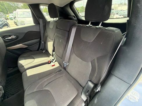 Used 2017 Jeep Cherokee Latitude w/ Cold Weather Group AWD/4WD image 14