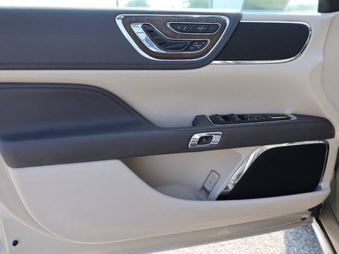 Used 2017 Lincoln Continental Select FWD image 12