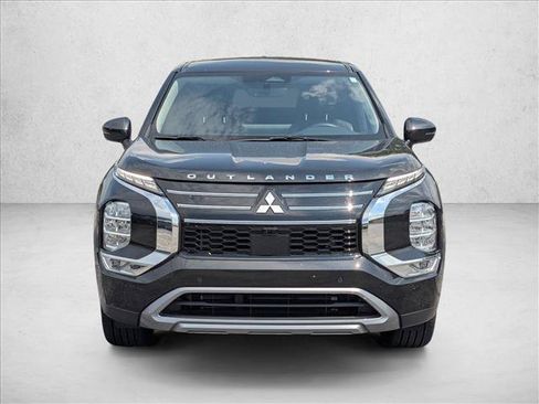 Used 2025 Mitsubishi Outlander SE FWD image 2
