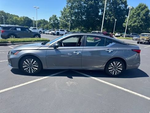 Used 2025 Nissan Altima 2.5 SV FWD image 8