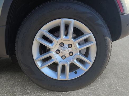 Used 2025 Land Rover Defender 110 S image 31