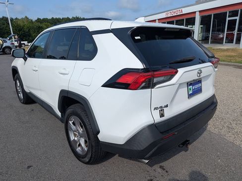 Used 2022 Toyota RAV4 XLE w/ Convenience Package FWD image 3