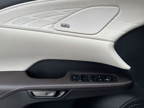 Used 2025 Lexus RX 450h AWD w/ Luxury Package image 17