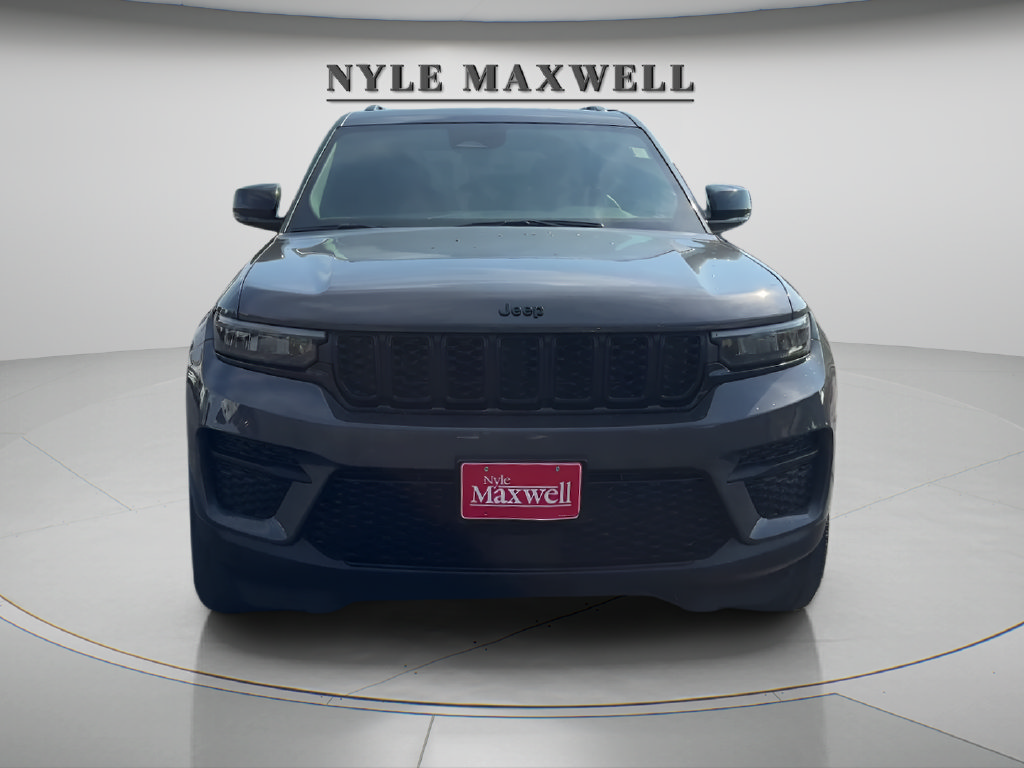 Used 2023 Jeep Grand Cherokee Altitude AWD/4WD image 2