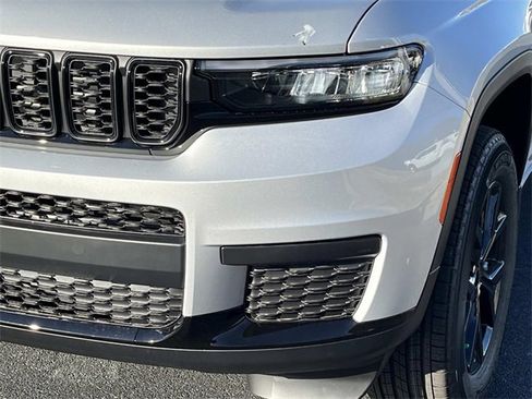 New 2025 Jeep Grand Cherokee L Altitude image 10