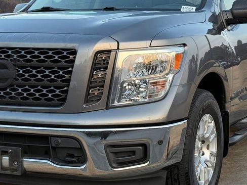 Used 2019 Nissan Titan SV w/ SV Convenience Package image 12