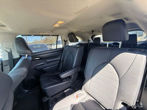 Used 2020 Toyota Highlander XLE AWD/4WD image 21
