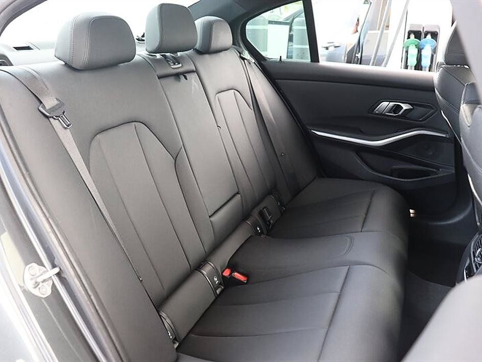 Used 2020 BMW 330i Sedan w/ Driving Assistance Package RWD image 15