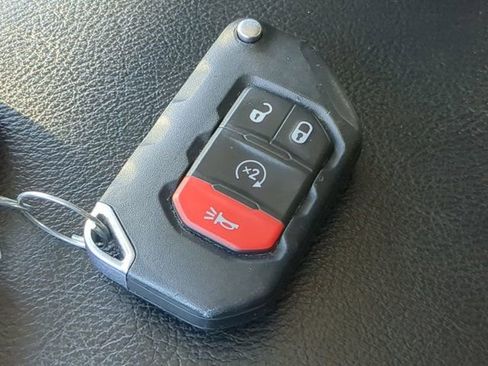 Used 2024 Jeep Wrangler Unlimited AWD/4WD image 27