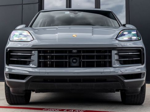 Certified 2024 Porsche Cayenne AWD/4WD image 8