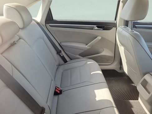 Used 2017 Volkswagen Passat 1.8T R-Line w/ R-Line Lighting Package image 4