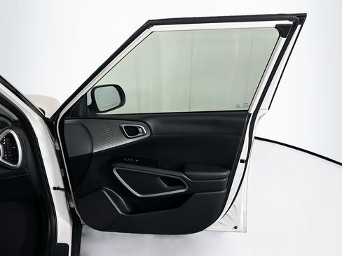 Used 2025 Kia Soul LX w/ LX Technology Package image 30