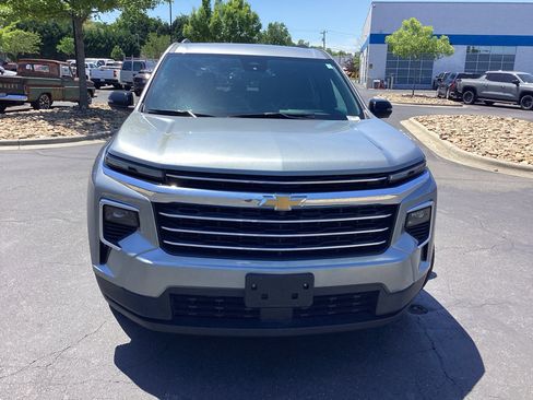 Used 2024 Chevrolet Traverse LT FWD image 3
