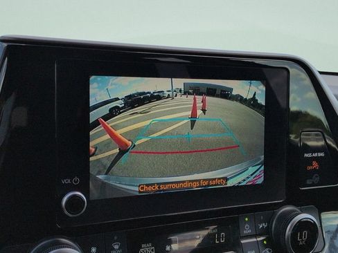 Used 2023 Toyota Highlander LE FWD image 17