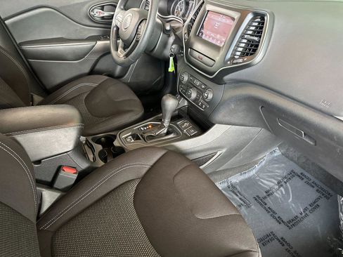 Used 2019 Jeep Cherokee Latitude w/ Popular Appearance Group FWD image 15