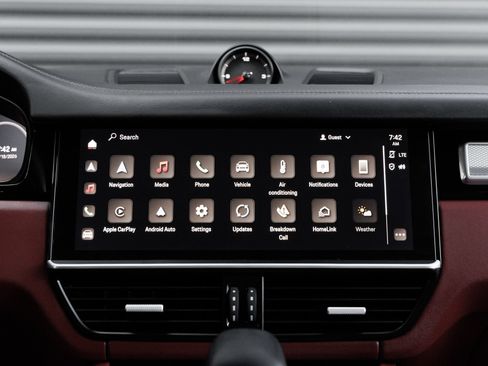 Certified 2023 Porsche Cayenne Platinum Edition AWD/4WD image 22