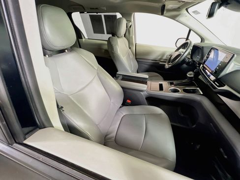 Used 2023 Toyota Sienna XLE FWD image 28