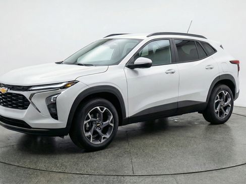 Used 2025 Chevrolet Trax LT w/ LT Convenience Package image 3