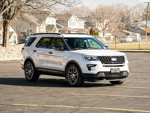 Used 2018 Ford Explorer Sport image 3