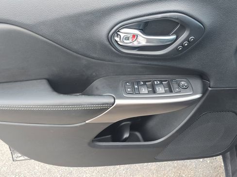 Used 2019 Jeep Cherokee Limited image 17