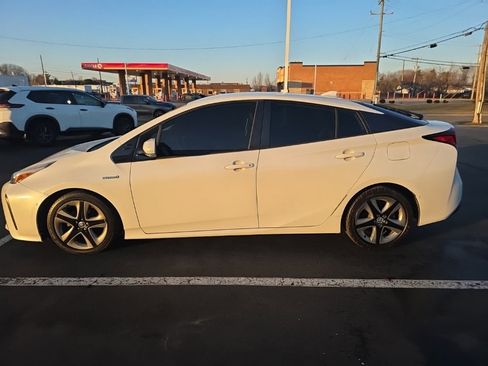 Used 2019 Toyota Prius XLE image 9